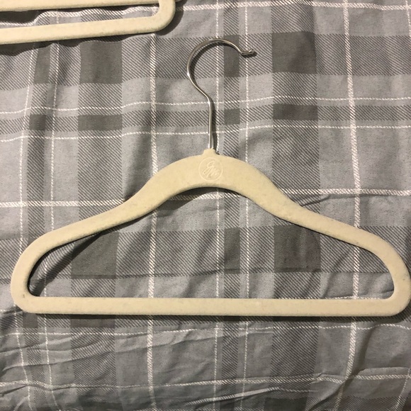 Pack of 8 cream/white kid hangers velvet material - Picture 4 of 8